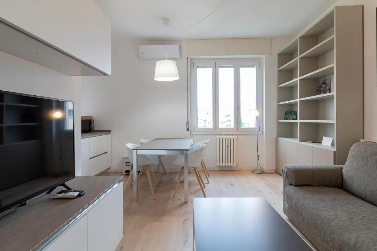 New Apartment Close To Navigli - Iulm - Ponti 0*, Milan